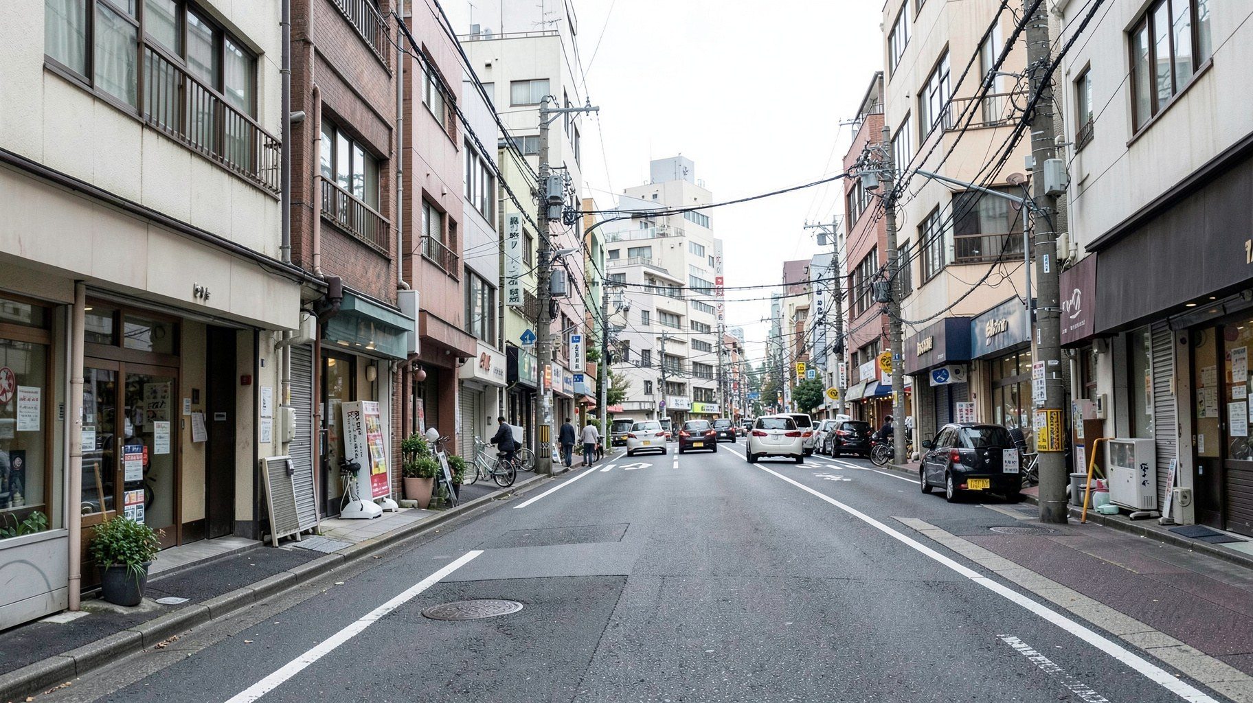 東京の一般的な幹線道路と沿道の様子